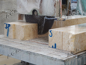 Machine cutting curbstone