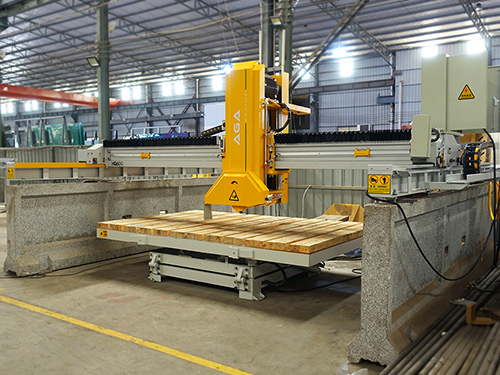 Bridge cutting machine for marble slabs