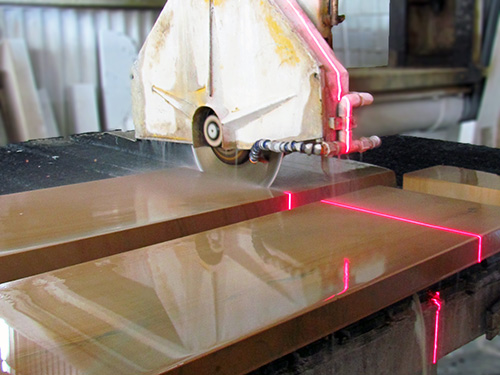 Bridge saw cutting marble slabs